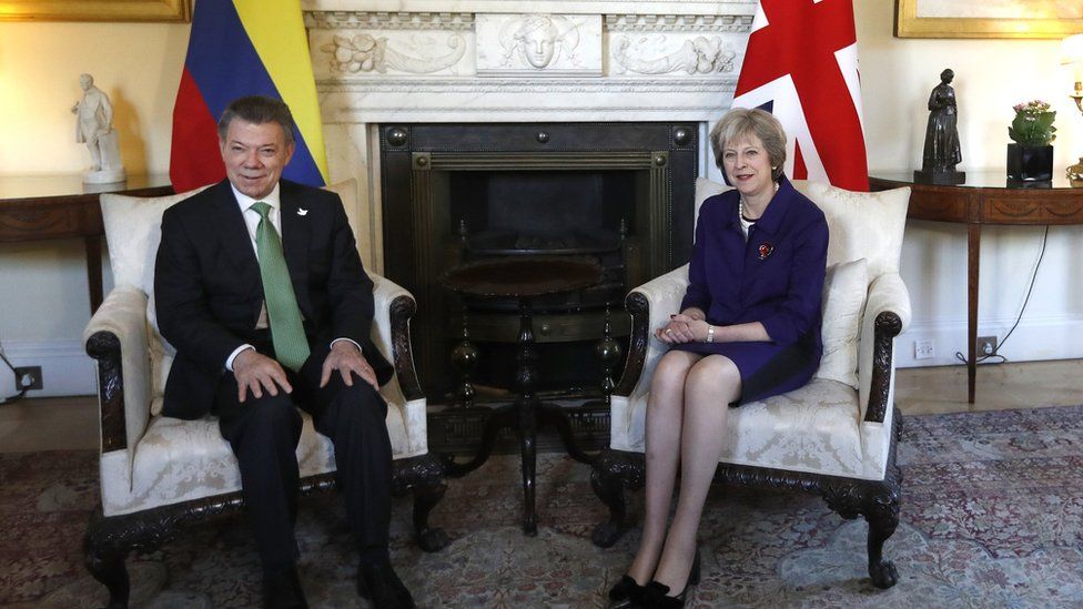 Juan Manuel Santos with Theresa May in Downing Street