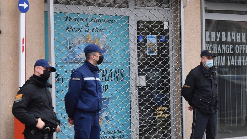 Полицейские стоят на страже перед офисом туристического агентства «Беса Транс» в Скопье, Республика Северная Македония, 23 ноября 2021 года