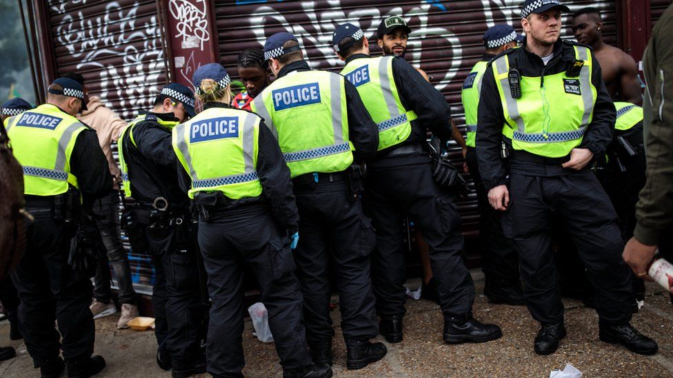 Мужчин в Лондоне останавливает и обыскивает полиция