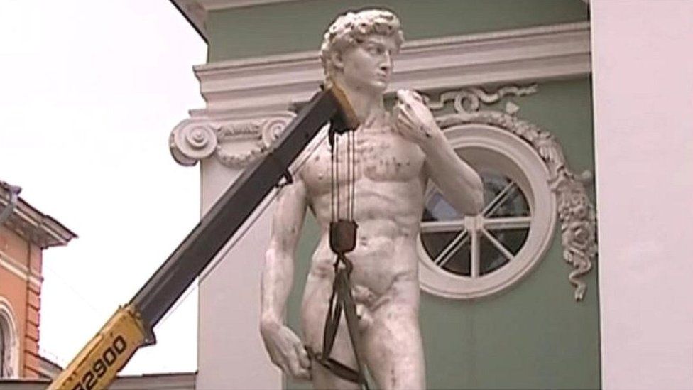 A local TV station shows a copy of Michelangelo's David erected in St Petersburg.
