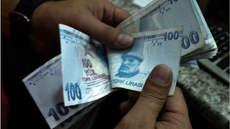 Man counting Turkish banknotes