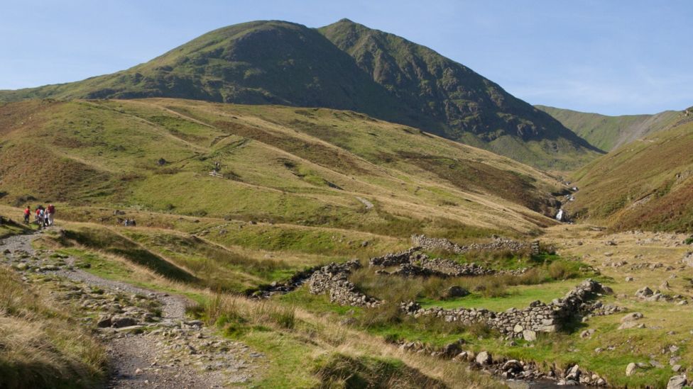 Striding Edge fall: Severe weather hampers rescue - BBC News