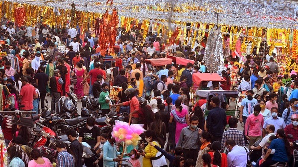 Толпы людей на рынках Дели накануне фестиваля Дивали