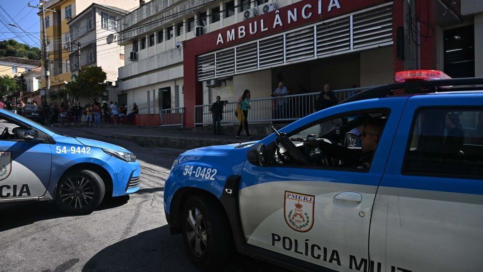 Машины военной полиции Рио-де-Жанейро припаркованы возле госпиталя Жетулио Варгас, куда были доставлены раненые и погибшие после полицейской операции в комплексе фавел Комплексо да Пенья в Рио-де-Жанейро, Бразилия, 2 августа 2023 года.