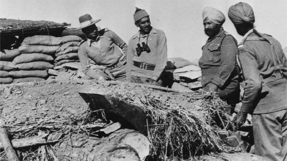 Ноябрь 1962 года: индийские офицеры занимают один из фортов в районе Ладакх на севере Индии во время пограничных столкновений между Индией и Китаем.