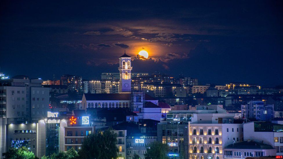 Осетровая луна освещала здания в Приштине, Косово