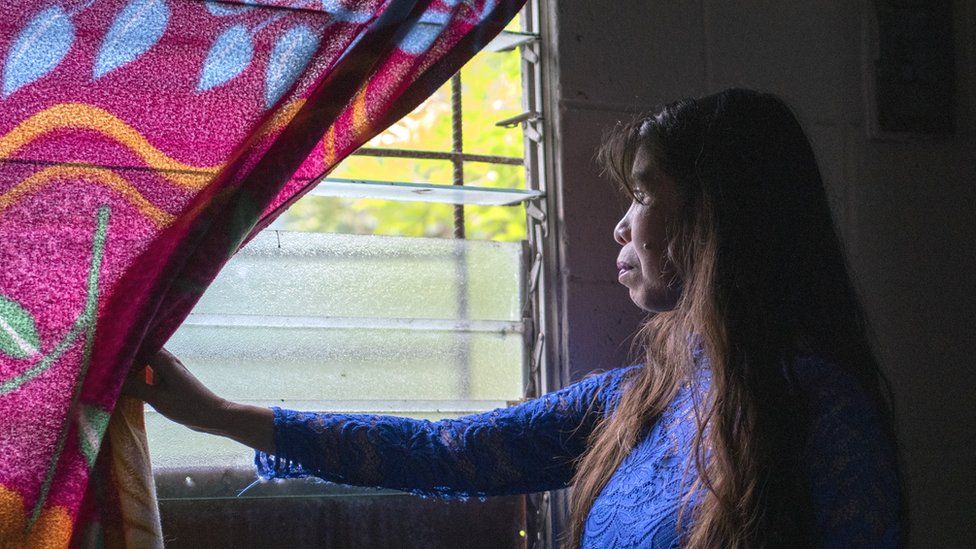 Ауделия Росалес смотрит в окно