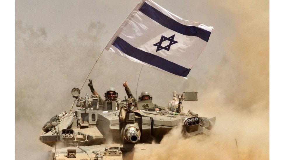 Israeli troops in tank 2014