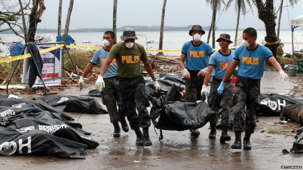 Victims of the typhoon taken away in body bags
