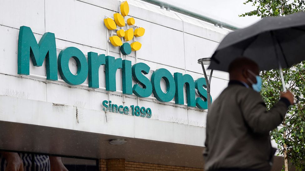 Человек проходит мимо супермаркета Morrisons в Стратфорде, восточный Лондон, 21 июня 2021 года