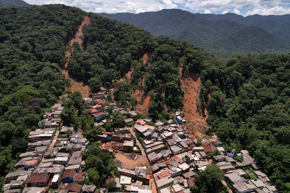 Disa rrëshqitje vdekjeprurëse të dheut shihen pas reshjeve të forta në Barra do Sahy, në Sao Sebastiao, Brazil, 21 shkurt 2023.
