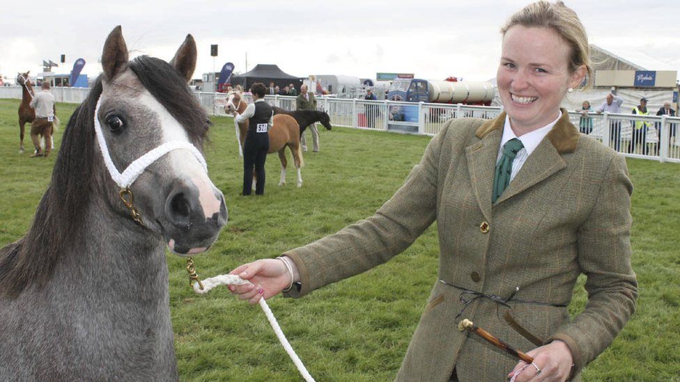 Cystadleuwyr cynnar// Vicky Williams from Corwen an her pony Beti