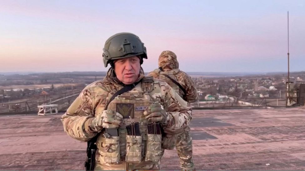 Yevgeny Prigozhin, fondatore della forza mercenaria russa Wagner, parla a Paraskoviivka, in Ucraina, in questo fermo immagine tratto da un video non datato pubblicato il 3 marzo 2023