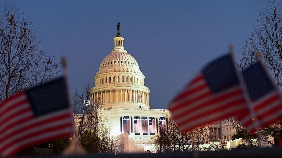 Флаги США можно будет увидеть возле Капитолия в Вашингтоне 19 января 2021 г.