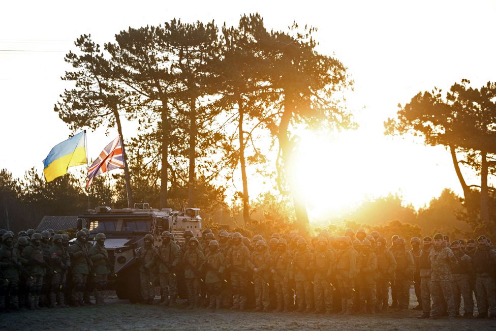 Reclutas militares ucranianos participan en oraciones, bendiciones y un minuto de silencio junto a tropas británicas y canadienses, con motivo del primer aniversario de la invasión rusa de Ucrania, en una base militar en el sureste de Gran Bretaña, el 24 de febrero de 2023.