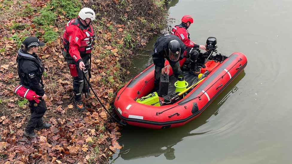 Dive team about to search River Gipping