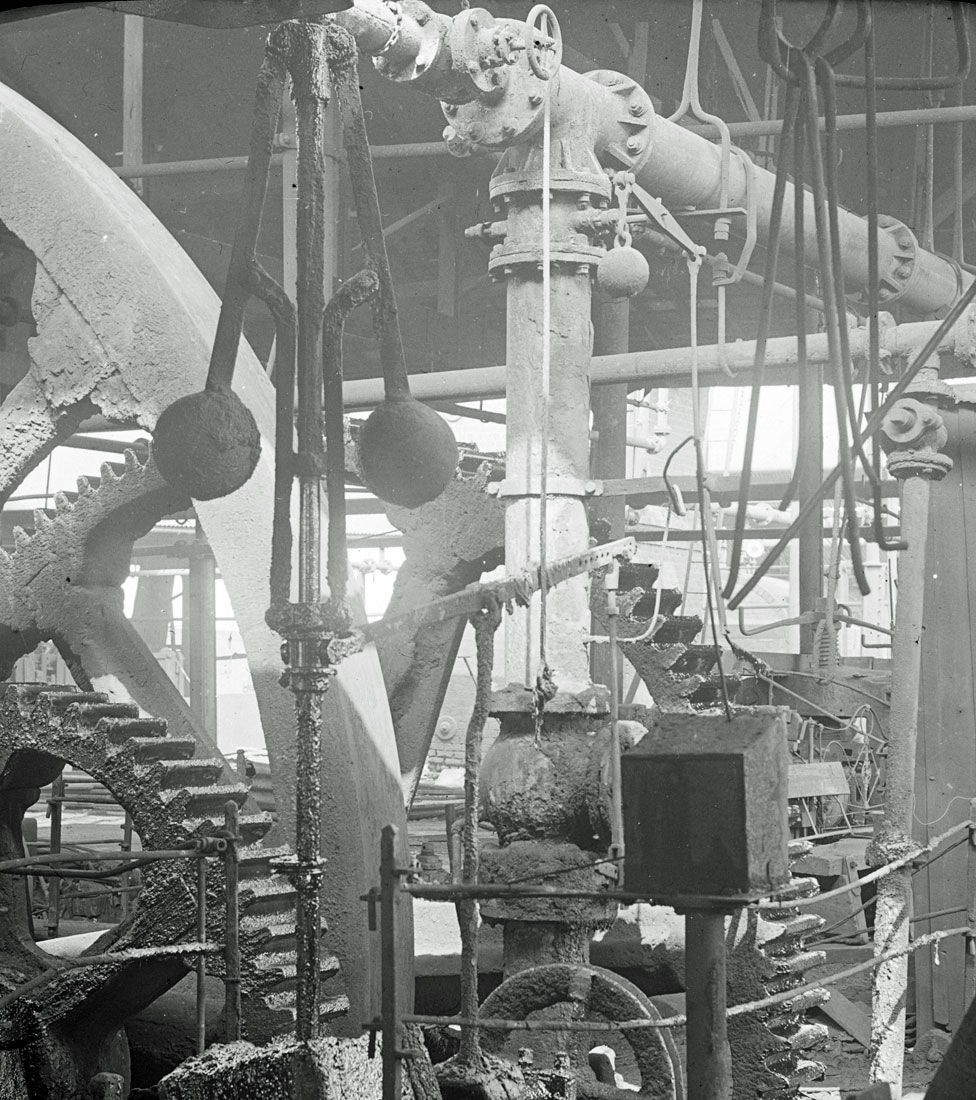 Centrifugal governor and gears of a beam engine, pictured in 1917