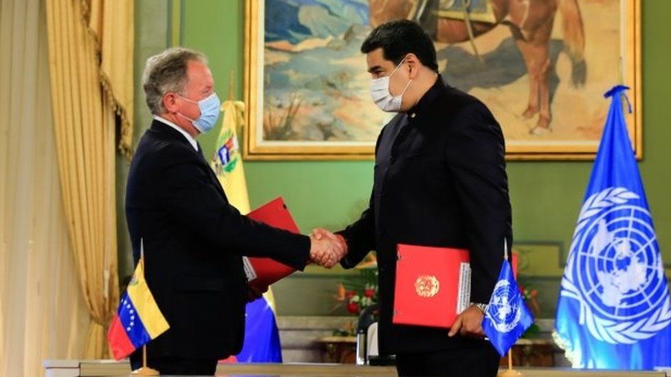 На раздаточной фотографии, предоставленной президентской прессой Венесуэлы, показаны исполнительный директор Всемирной продовольственной программы (ВПП) ООН Дэвид Бизли (слева) и президент Венесуэлы Николас Мадуро во время их встречи (справа) в Каракасе, Венесуэла, 19 апреля 2021 года.