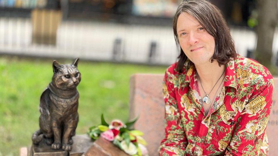 Street Cat Bob Statue unveiled to animal that inspired books and films