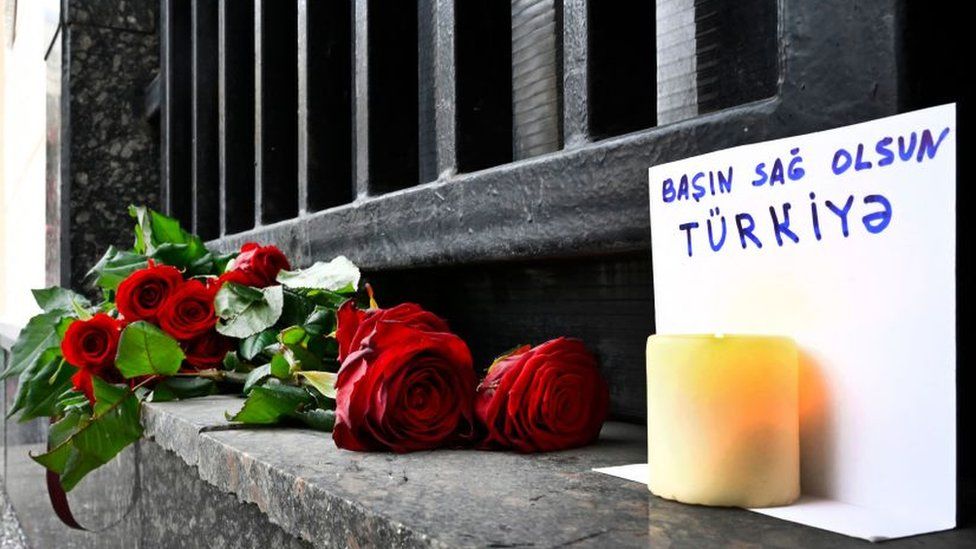 У посольства Турции в Москве возлагают цветы