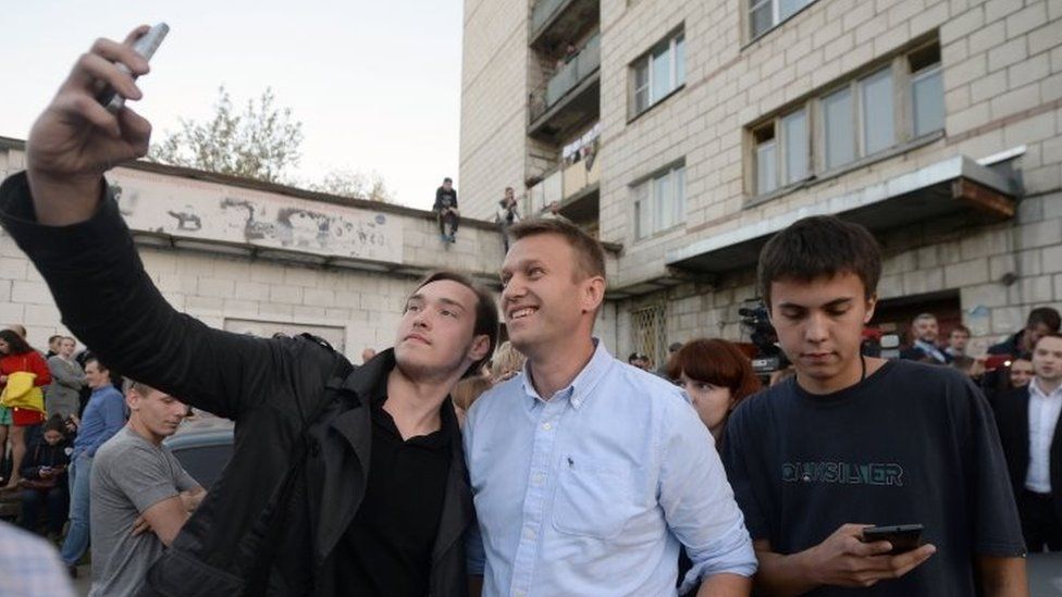 A man takes a selfie with Russian opposition leader Alexei Navalny (right) in the town of Kostroma (13 September 2015)
