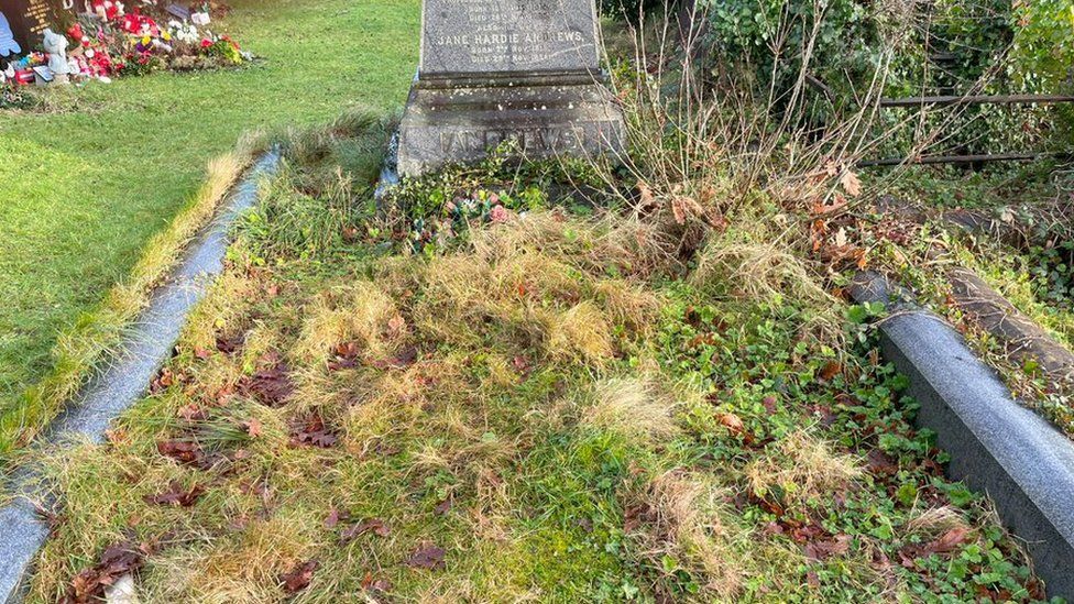 Professor Thomas Andrews' grave before restoration