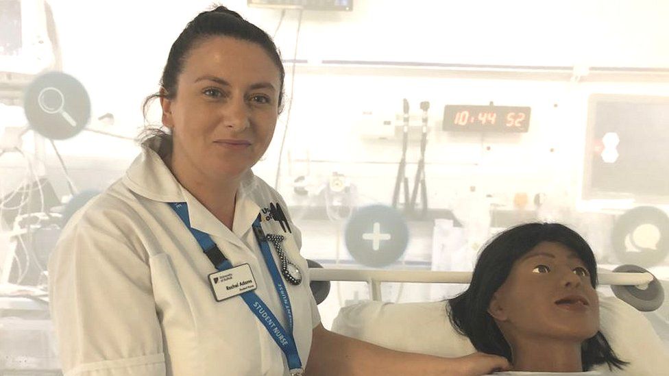 Rachel Adams, eine Krankenpflegeschülerin mit einer der KI-Puppen auf der neuen immersiven Lehrstation.