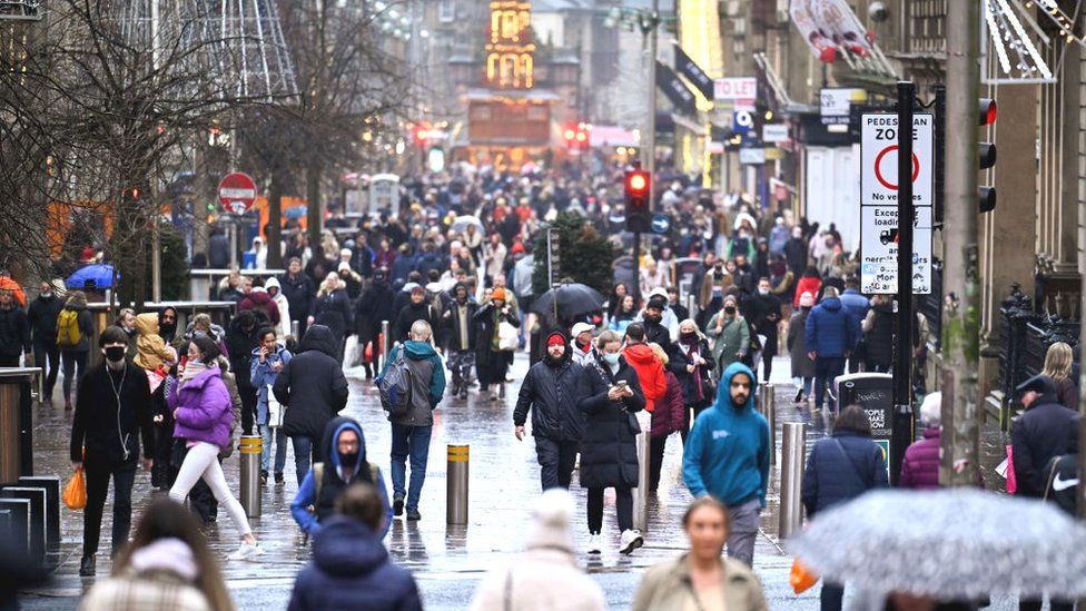shoppers in Glasgow city centre