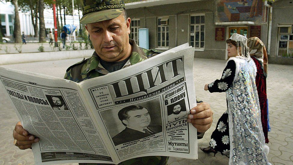 A Tajik military officer reads a newspaper in Dushanbe, October 2006