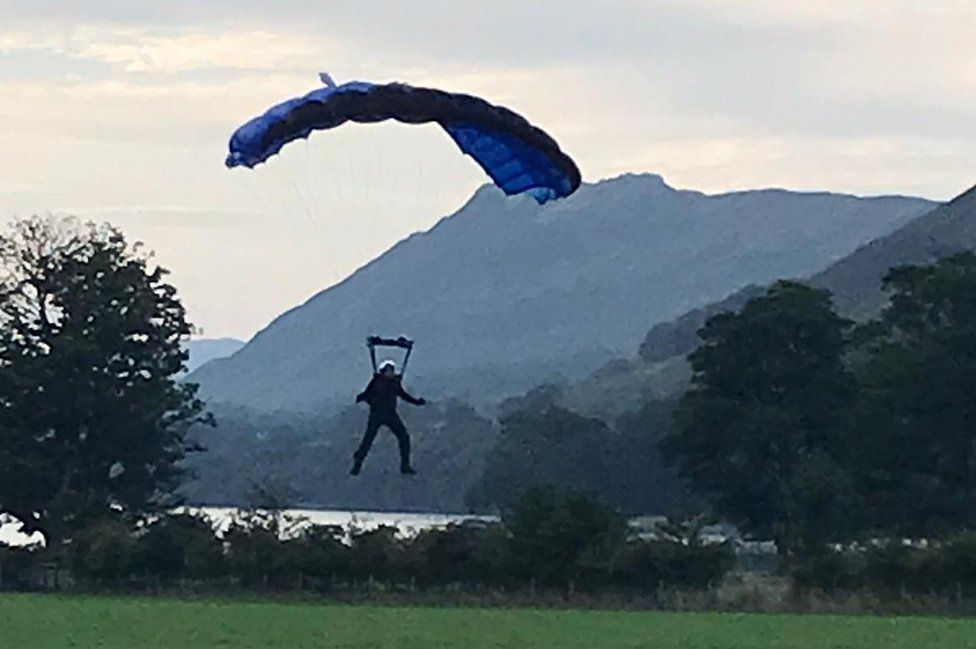 Tom Cruise skydives