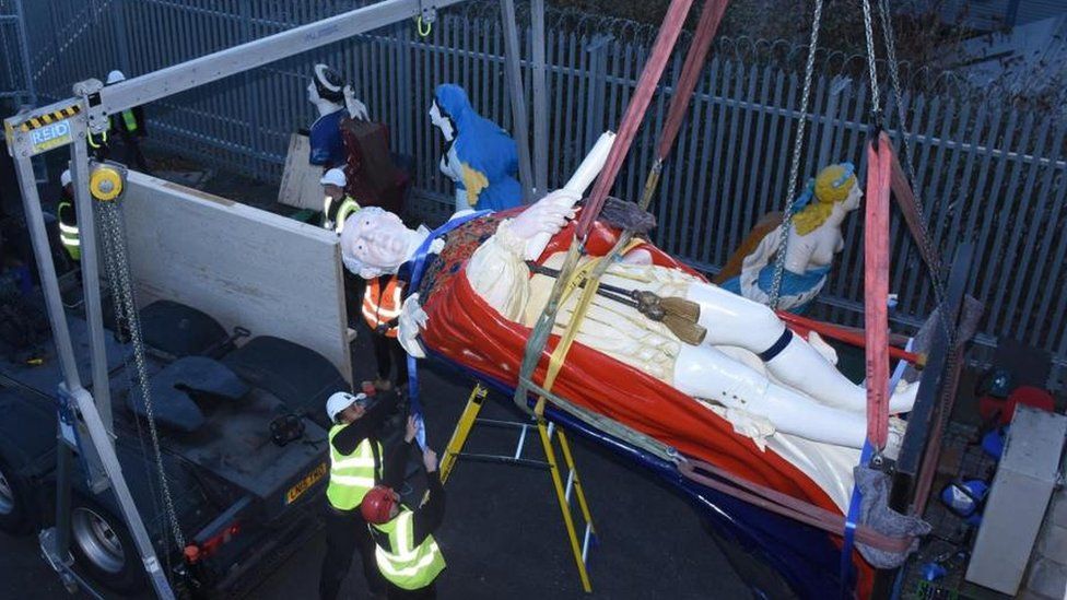 Figurehead of William IV is winched away