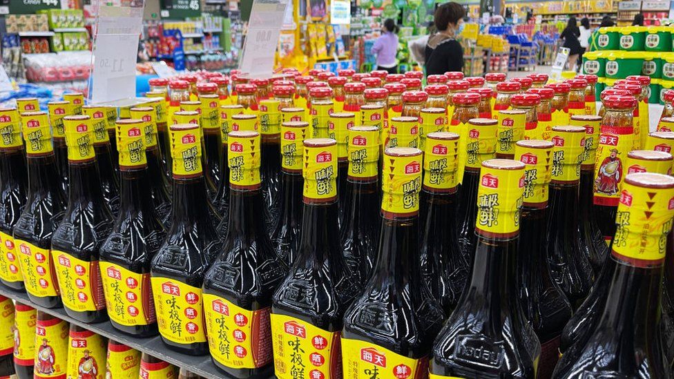 Бутылки соевого соуса производства Foshan Haitian Flavoring & Food Co., Ltd в супермаркете на Ванда Плаза в Пекине, Китай.