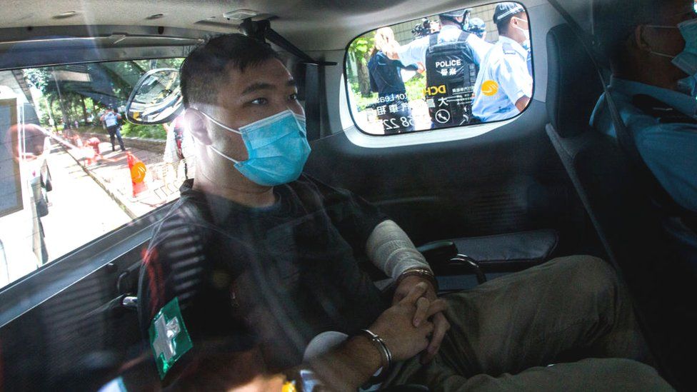 Тонг Ин-кит в наручниках внутри полицейской машины