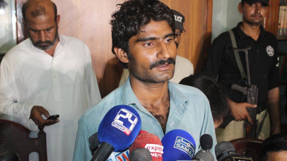 Waseem (C) the brother of slain Pakistani social media celebrity Qandeel Baloch, is presented to media by the Police after his arrest in Multan, Pakistan, 17 July 2016