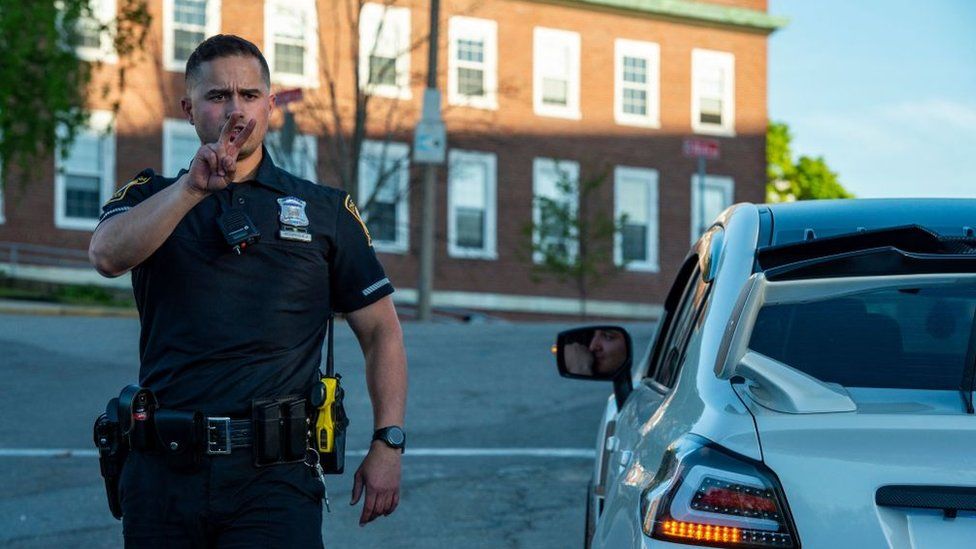 Полицейский останавливает движение в Массачусетсе