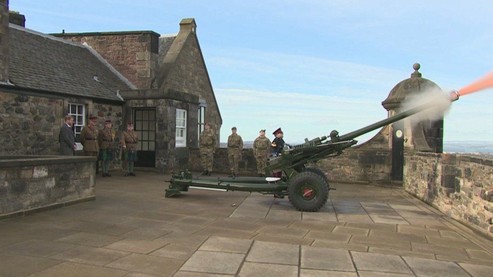 Harry and Meghan stood back and wore ear defenders as the One O'Clock Gun was fired