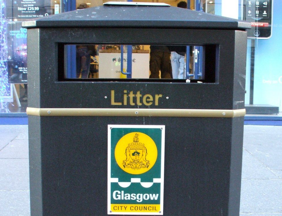 'Smart' sensors fitted to litter bins in Glasgow - BBC News