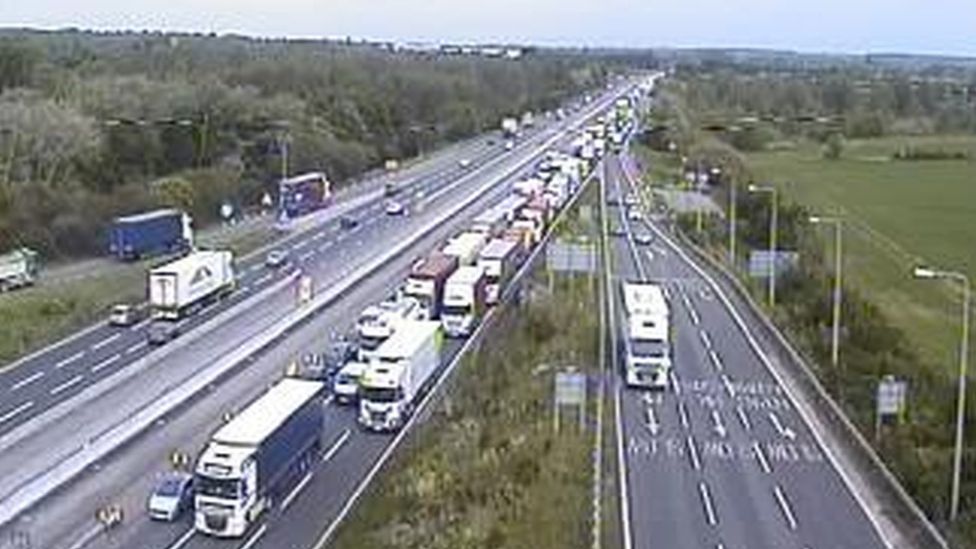 Five hurt in M1 multiple vehicle crash near Milton Keynes BBC News