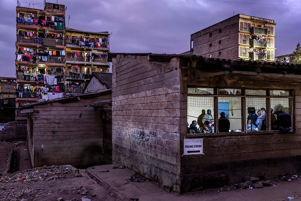 Сонгуулийн хорооны ажилтнууд 2022 оны 8-р сарын 9-нд Найроби дахь Матхаре Норт нийгмийн танхимд болсон Кени улсын бүх нийтийн сонгуулийн үеэр санал хураалтыг албан ёсоор хаасны дараа сонгуулийн хэсгийн хороон доторх саналыг тоолж байна.
