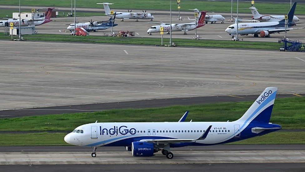 Пассажирский самолет IndiGo Airline готовится к взлету из международного аэропорта Анна в Ченнаи