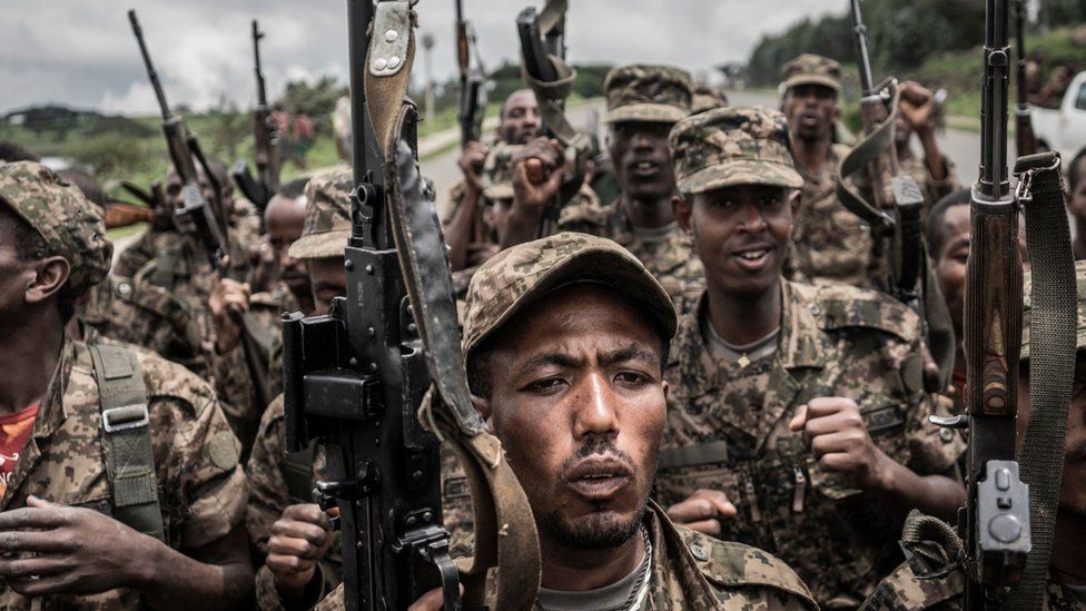 Солдаты Эфиопских национальных сил обороны (ENDF) выкрикивают лозунги после завершения обучения в поле Дабат, в 70 км к северо-востоку от города Гондар, Эфиопия, 14 сентября 2021 г.