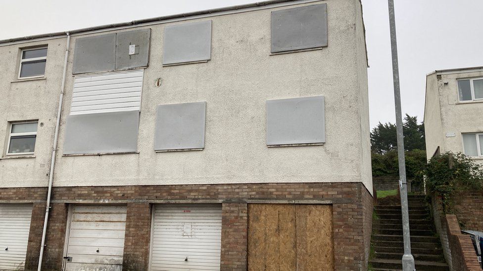 Penybont Rhyddhau tri ar fechnïaeth ar ôl canfod cyrff dau fabi