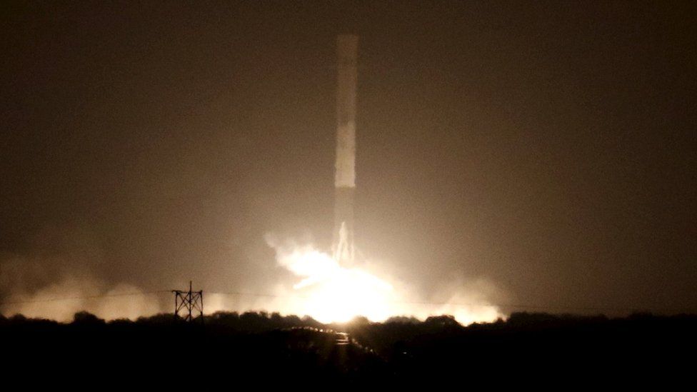 A SpaceX rocket Falcon 9 returns to land in 2015