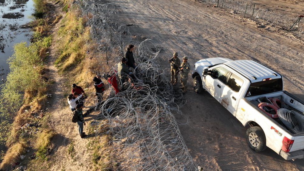 EL PASO, TEXAS, US - MARCH 3: Migrants attempting to cross the North American side of the border between El Paso and Ciudad Juarez, Mexico in Texas, United States on March 3, 2024.The Texas government continues to increase security on the border between El Paso and Ciudad Juarez, with a new metal barrier that already extends more than 2.5 kilometers across the Rio Grande.
