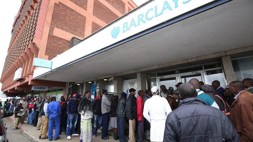 Customers wait in a queue outside a Barclays bank branch in Harare, Zimbabwe, 27 May 2016.