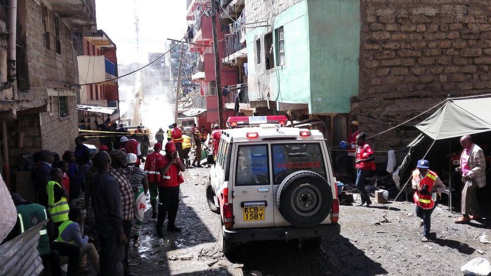 Rescue workers at the Kenya building collapse site in Nairobi (2 May 2016)