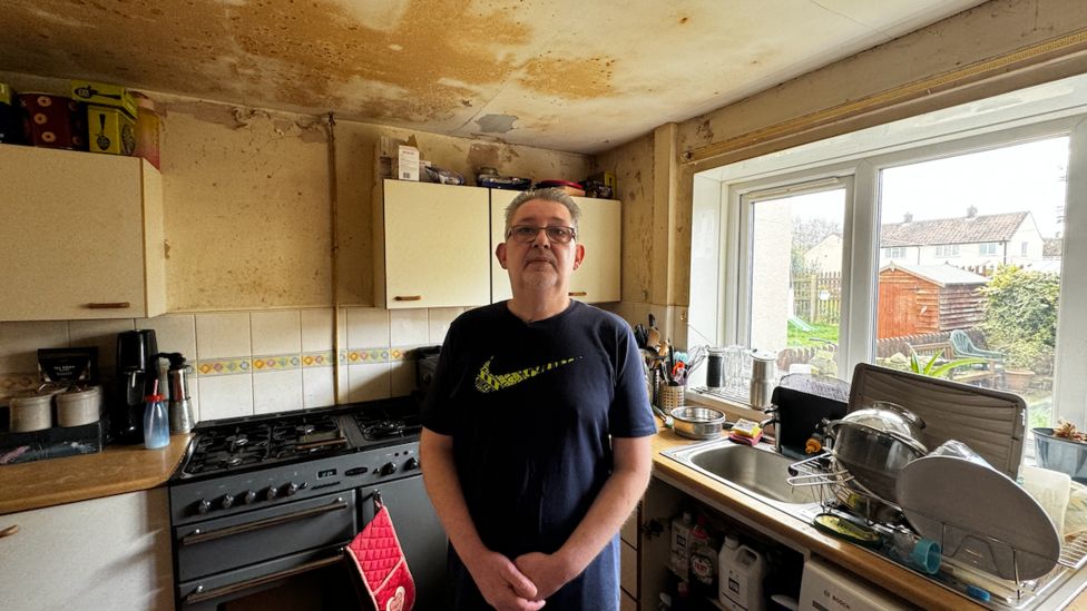 Sunderland tenants 'fed up' with Gentoo mould problems - BBC News