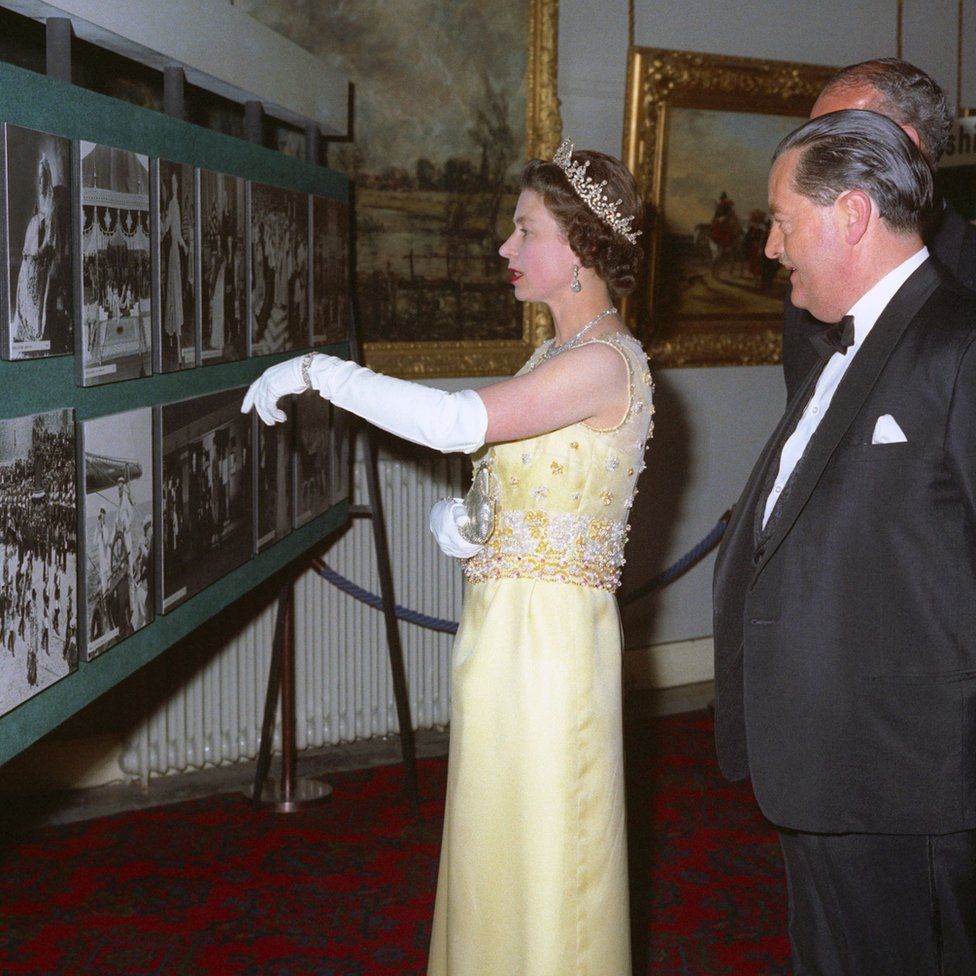 The Queen and WD Barnetson, Chairman of the Press Association