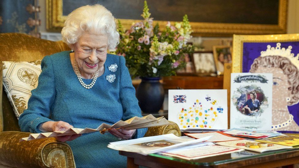 Queen looking at Jubilee memorabilia