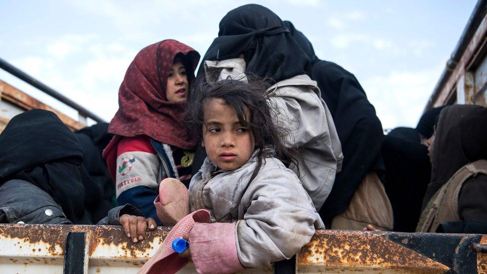 Civilians who have fled the last IS-held area in Syria, around the village of Baghuz (14 February 2019)